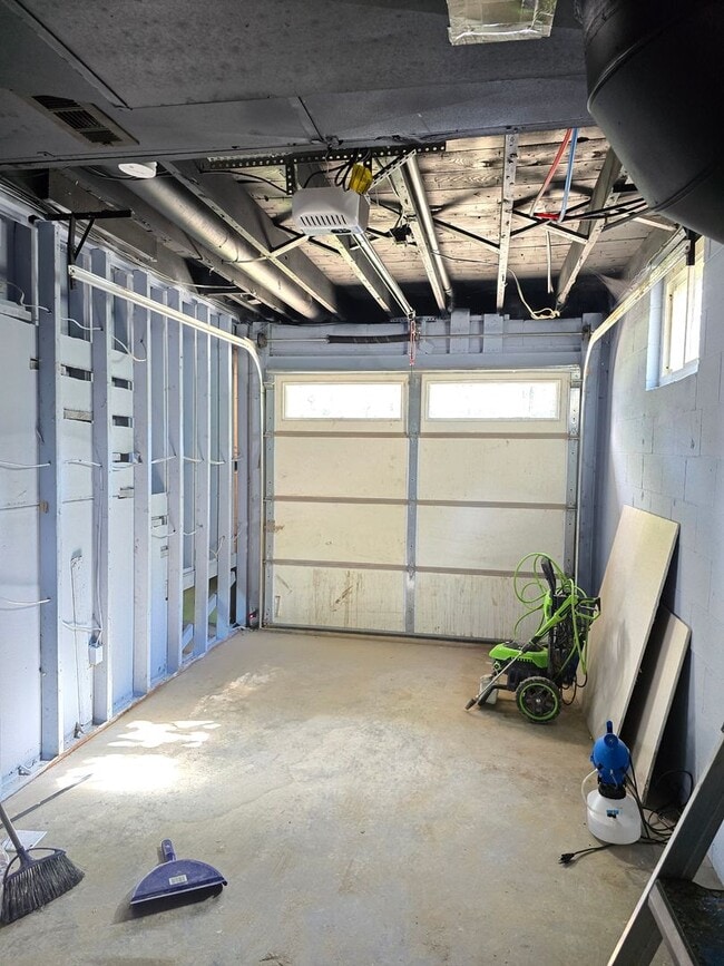 Building Photo - Charming Elevated 1-Bedroom Home Near Rive...