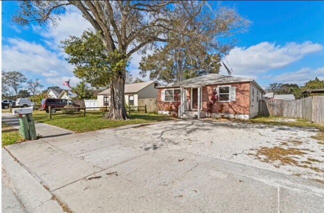 Foto del edificio - 3305 56th Ave N - For Lease!