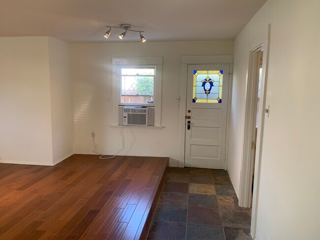 Puerta de entrada trasera - 3728 E 5th St