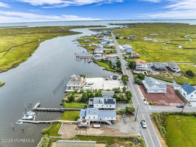 Foto del edificio - 392 Dock Rd