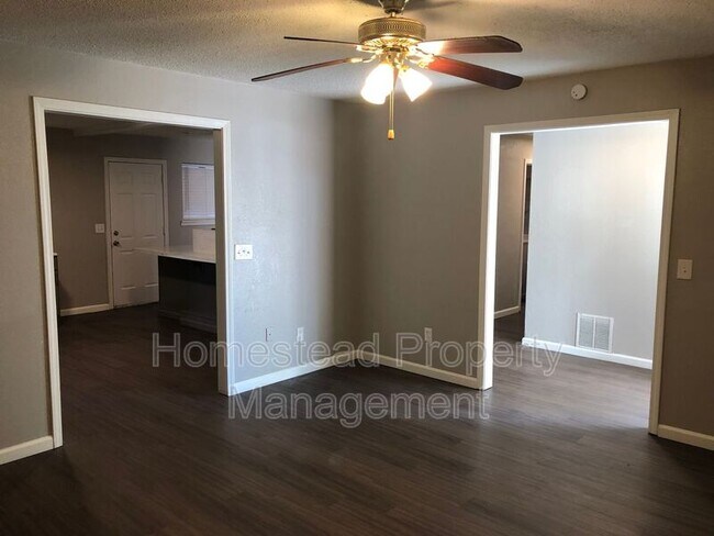 Building Photo - 3000 N Viewpoint Dr