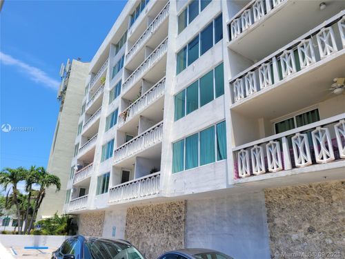 Foto principal - 8233 Harding Ave