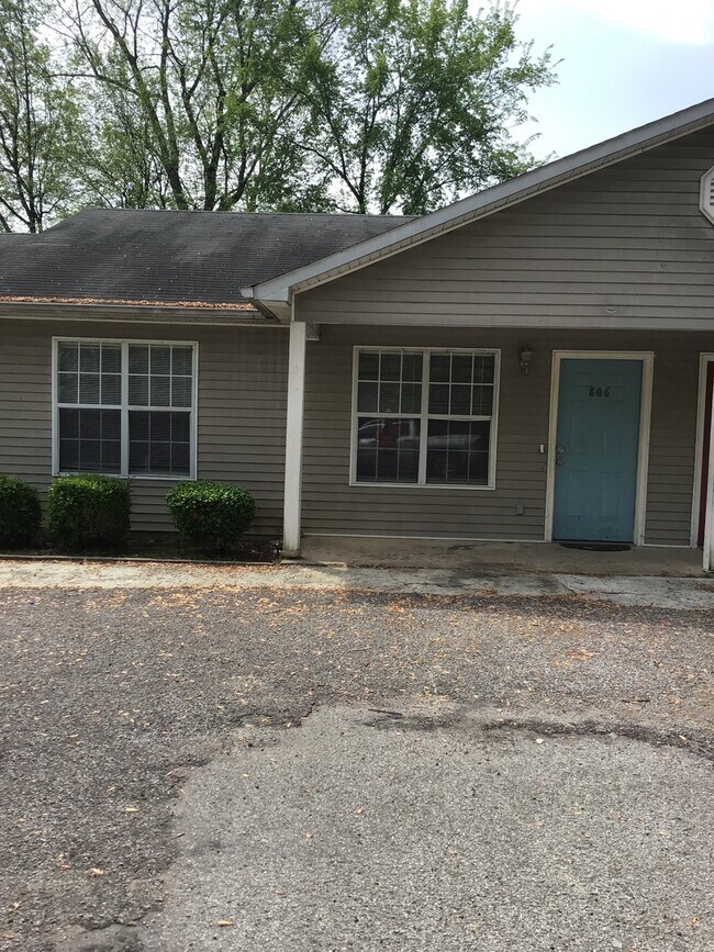 Building Photo - 806 N McLemore Ave