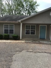 Building Photo - 806 N McLemore Ave