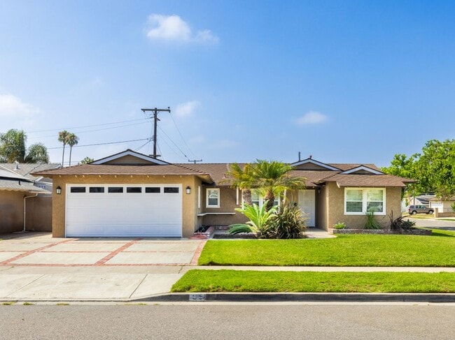 Building Photo - 5532 Vallecito Ave