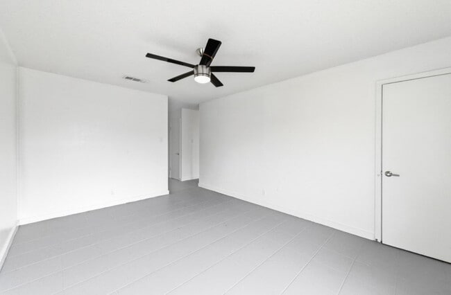 Building Photo - 3408 Dolphin Dr