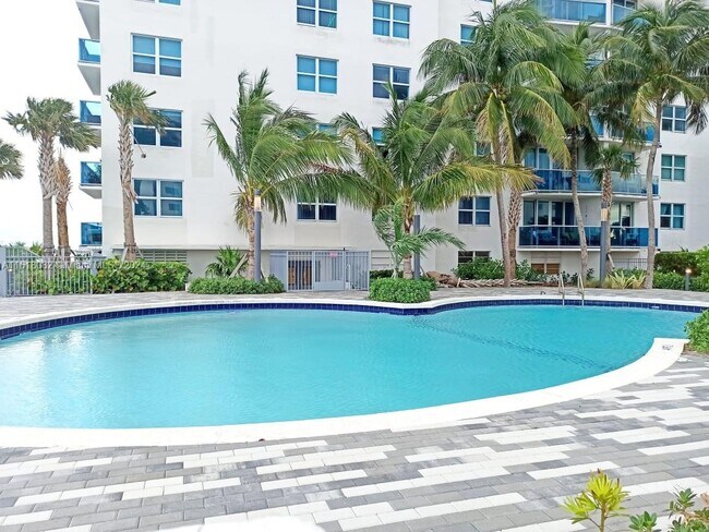 Foto del edificio - 7501 E Treasure Dr