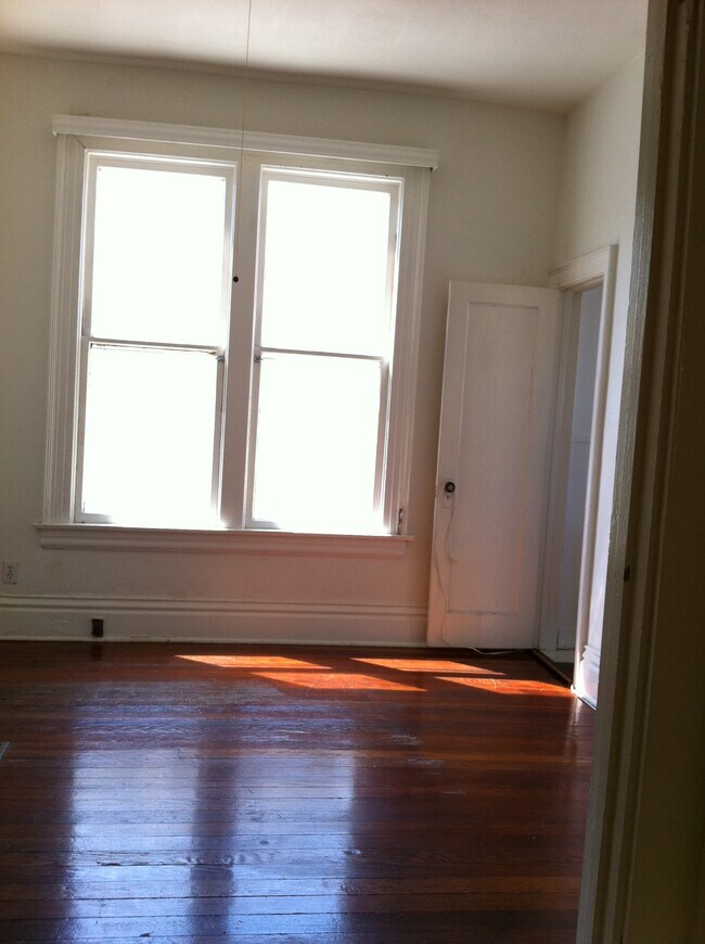 Foto del edificio - 1215 W 30th St