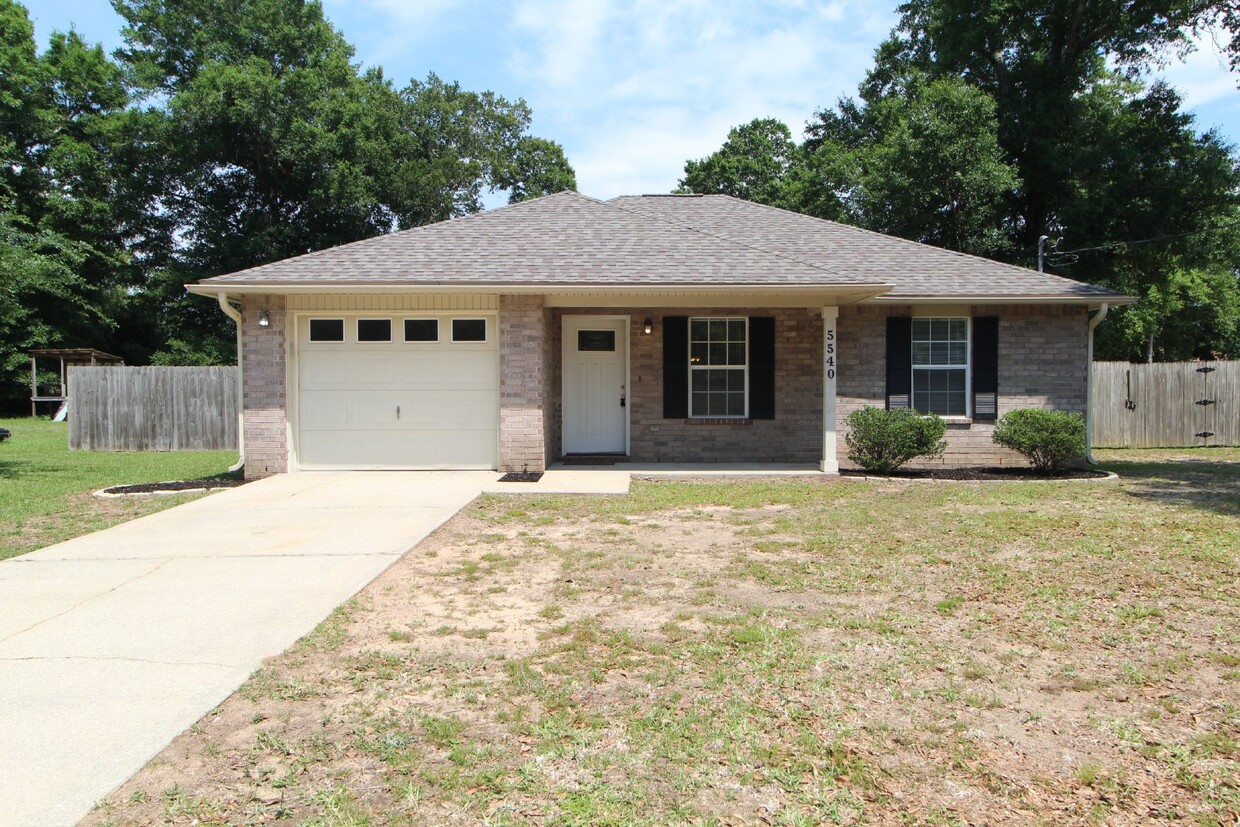 Foto principal - "Spacious 3-Bedroom Brick Home with Fenced...