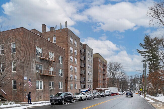 Contexto - 595 Mclean Ave