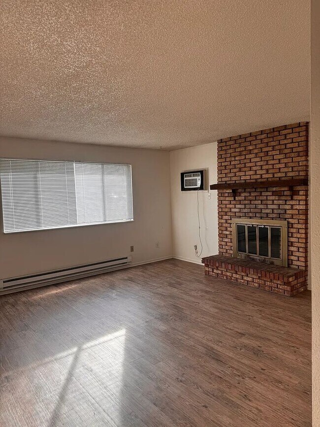 Foto del edificio - Two Bedroom Condo With Detached Garage in 4-Plex