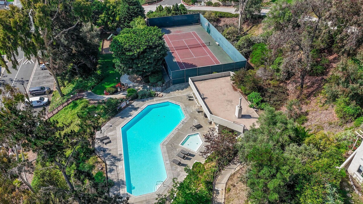 Primary Photo - Updated 4BR Townhome in La Jolla Shores He...
