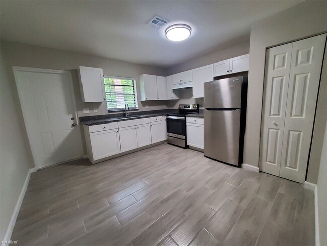 Building Photo - 2 br, 1 bath Townhome - 3300 South 7th Str...
