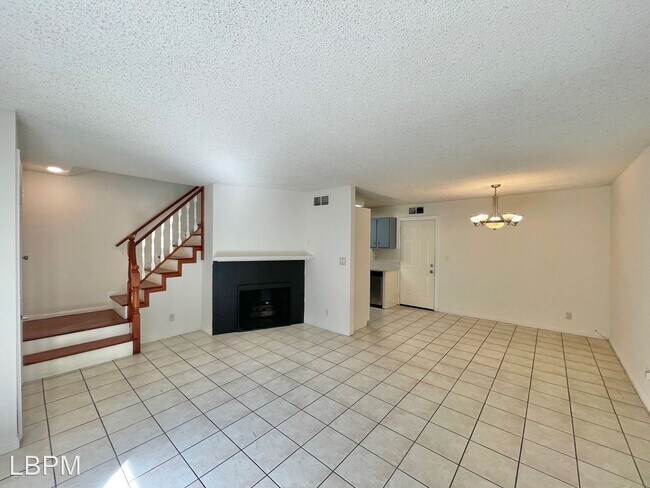 Building Photo - 3 br, 2 bath House - 9541 Woodman Ave #2