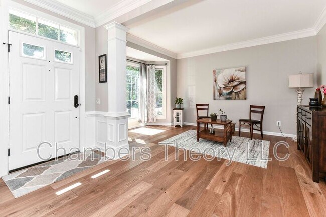 Building Photo - 610 Diskin Pl SW