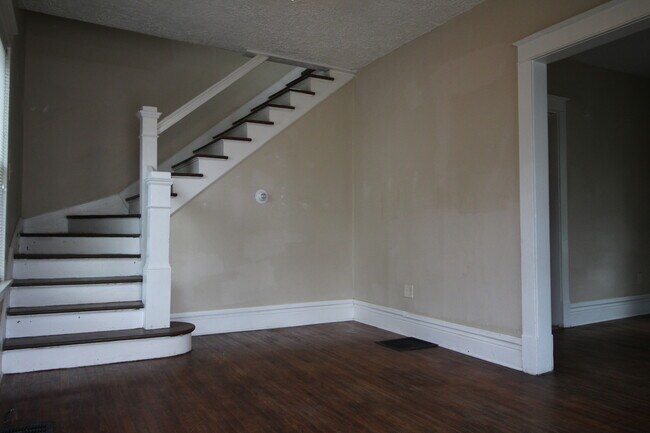 Building Photo - 2 Bed / 2 Bath Single Family Home with Fen...
