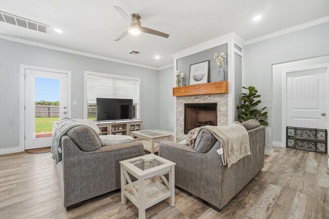 Foto del edificio - Beautiful Home located in the Mountain View Villas in Elgin, OK