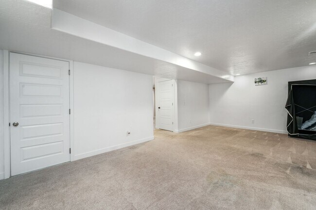 Foto del edificio - 241 W Silver Springs Dr