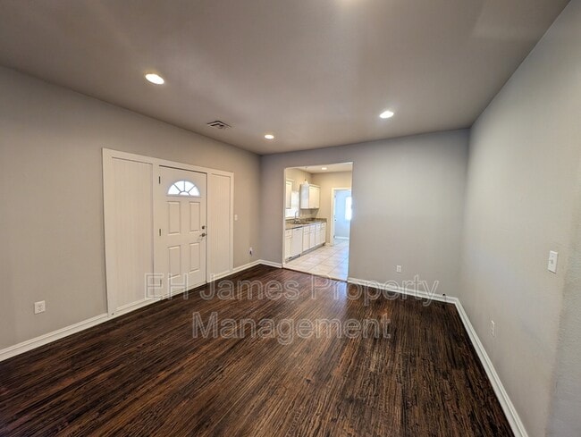 Foto del edificio - 2235 E 10th St