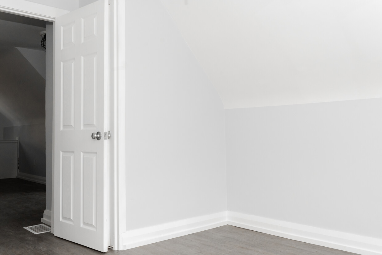 Building Photo - Must See! Top Floor - 1 Bedroom Apartment