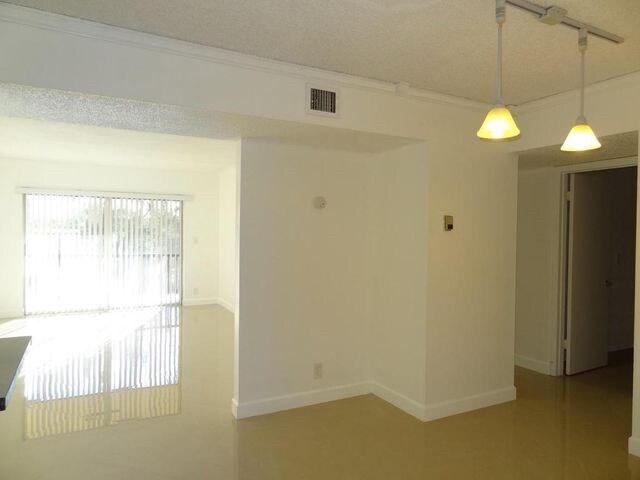 Foto principal - 460 NW 20th St