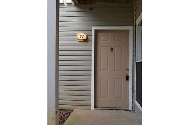 Foto del edificio - Room in Condo on Collegiate Cir