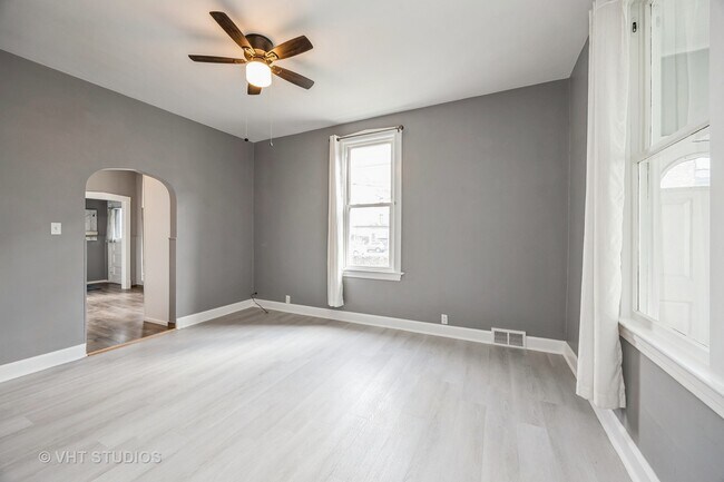 Foto del edificio - 328 Elgin Ave