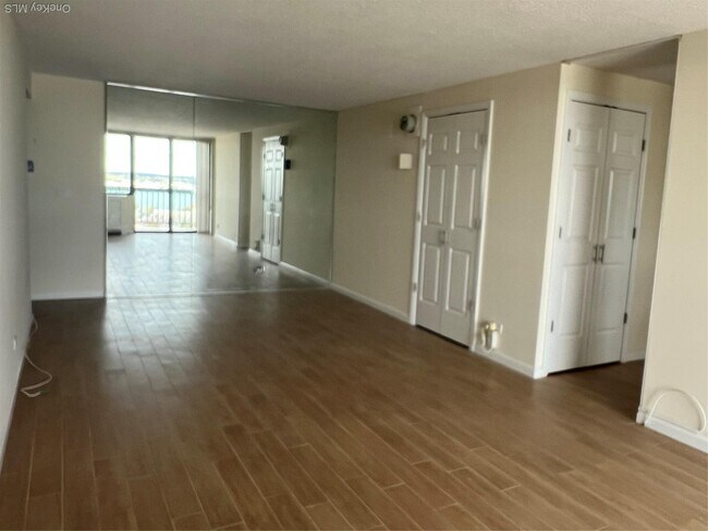 Building Photo - 2 Bay Club Dr