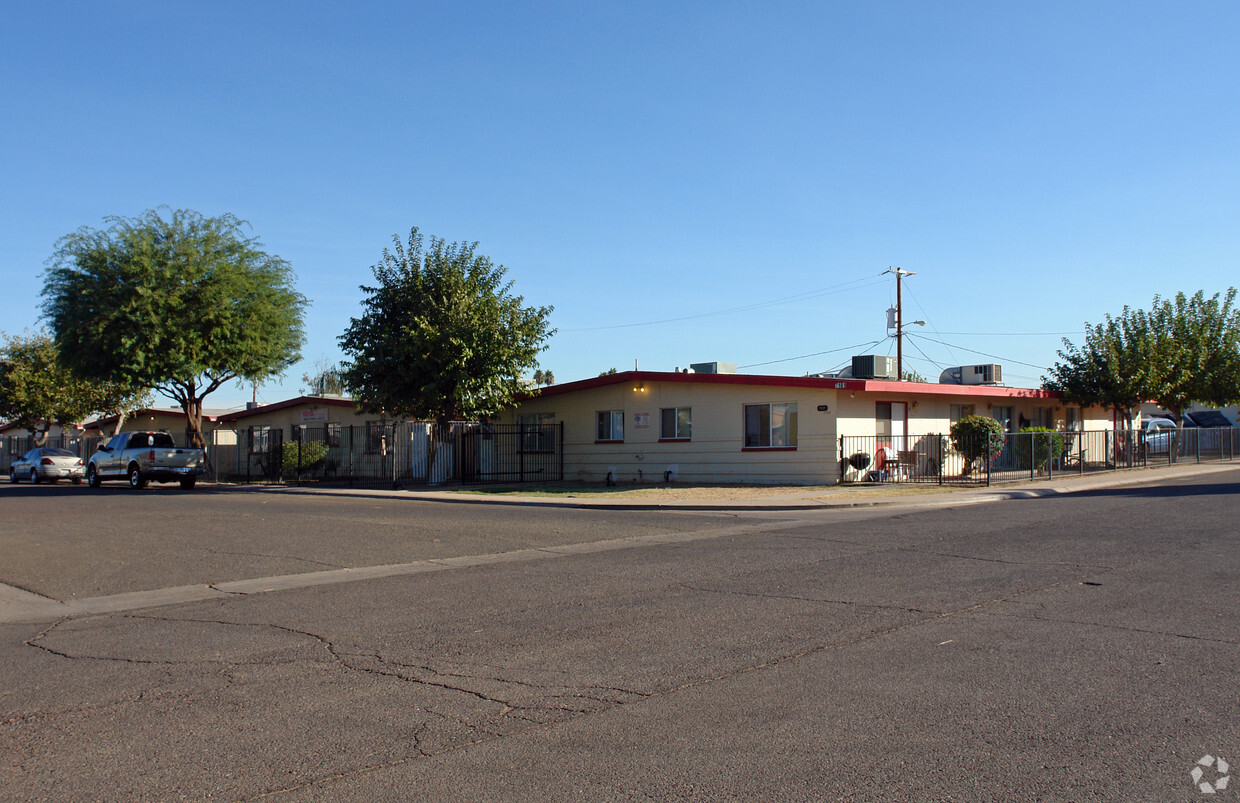 Primary Photo - Glen Drive Apartments