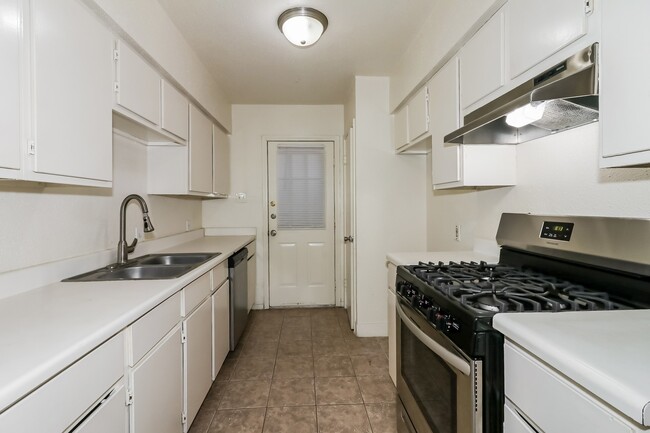 Building Photo - 3006 Falk Ct