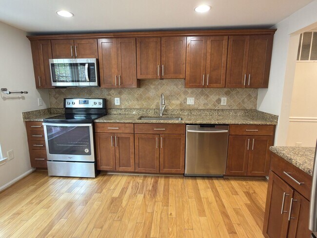 Foto del edificio - Beautiful 4 Bed 2.5 Bath Townhome in Burke For Rent!