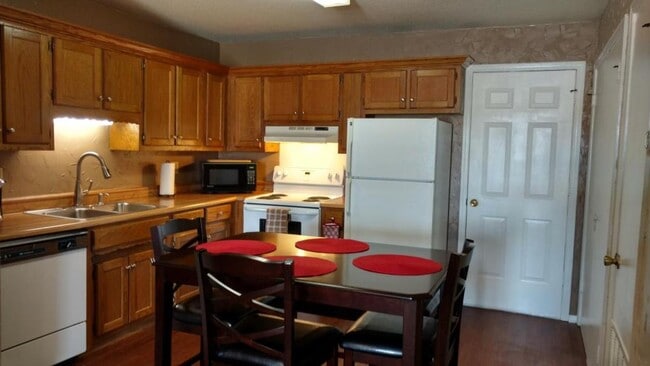 Building Photo - 2131 Westmead Dr