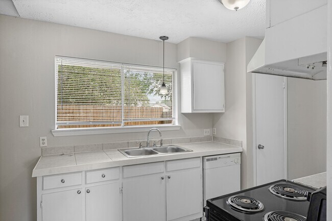 Foto del edificio - 15011 Tipcrest St