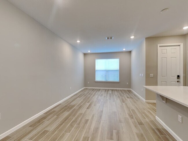 Foto del edificio - 637 Bayhawk St