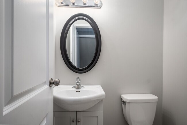 Photo du bâtiment - NEWLY RENOVATED THREE BEDROOM CONDO TOWN