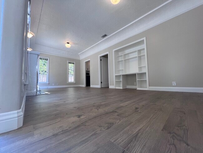 Foto del edificio - 810 N Harper Ave