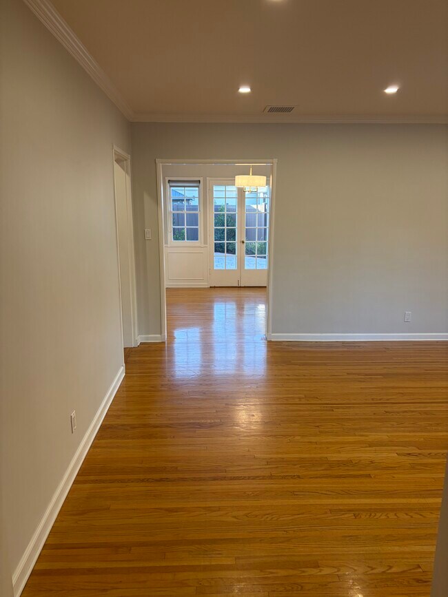 Building Photo - 851 Graynold Ave