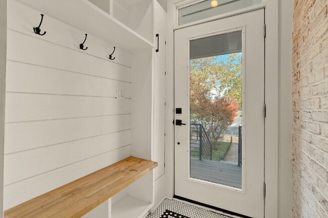 Building Photo - Penthouse 2BR/2.5BA with 3 Private Outdoor...