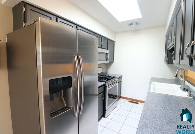 Building Photo - Beautiful 3 Bedroom Townhome