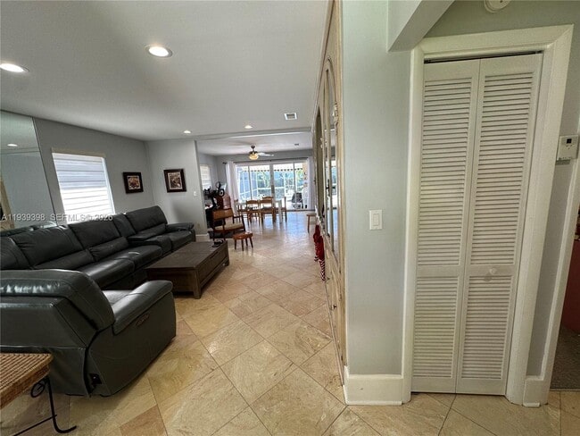 Foto del edificio - 120 Pocatella St