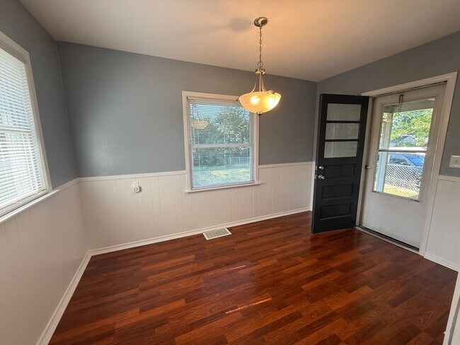 Foto del edificio - Beautifully Updated 2 Bed, 1 Bath Home for...