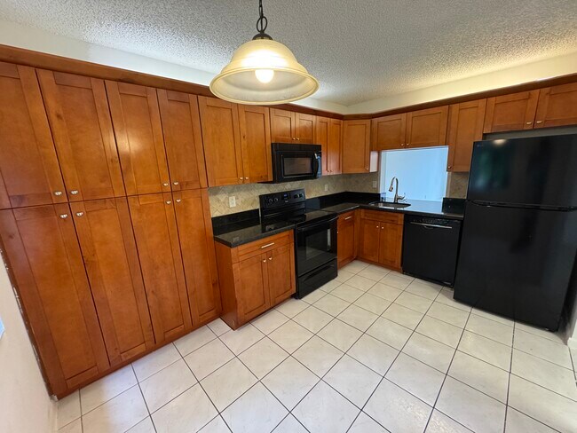 Building Photo - 3733 Carambola Cir N
