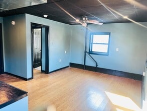 Building Photo - 922 Western Ave