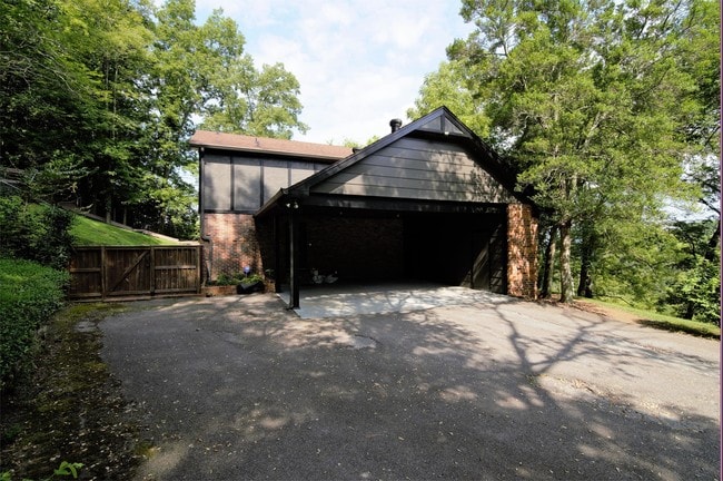 Building Photo - 1307 Old Hillsboro Rd
