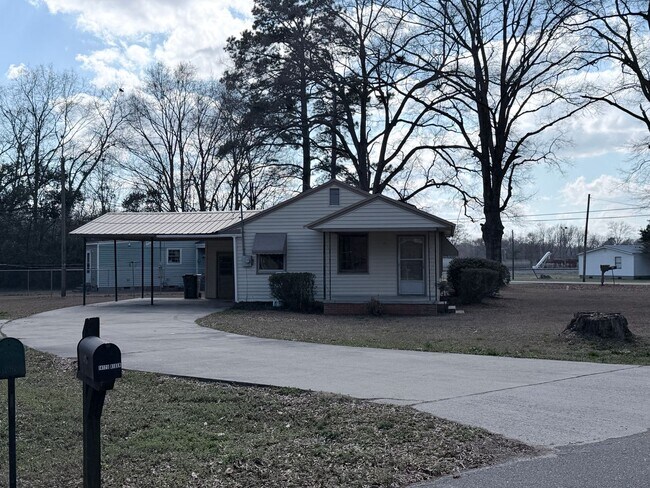 Foto del edificio - 3 Bedroom 1 Bathroom House in Laurinburg, NC