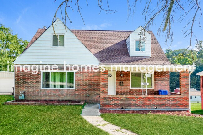 Building Photo - Convenient Location! 4 Bed 2 Bath Home in ...