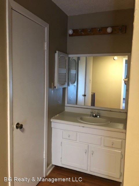 Building Photo - 2 br, 1.5 bath House - 302 Pillette Road #3