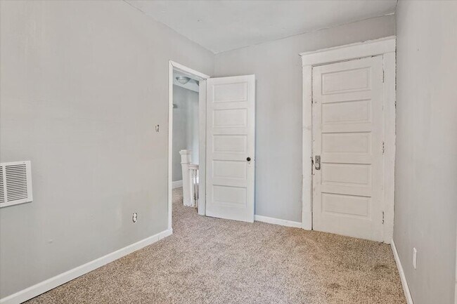 Building Photo - 3502 N Kenwood Ave