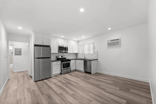 Building Photo - 925 W 30th St