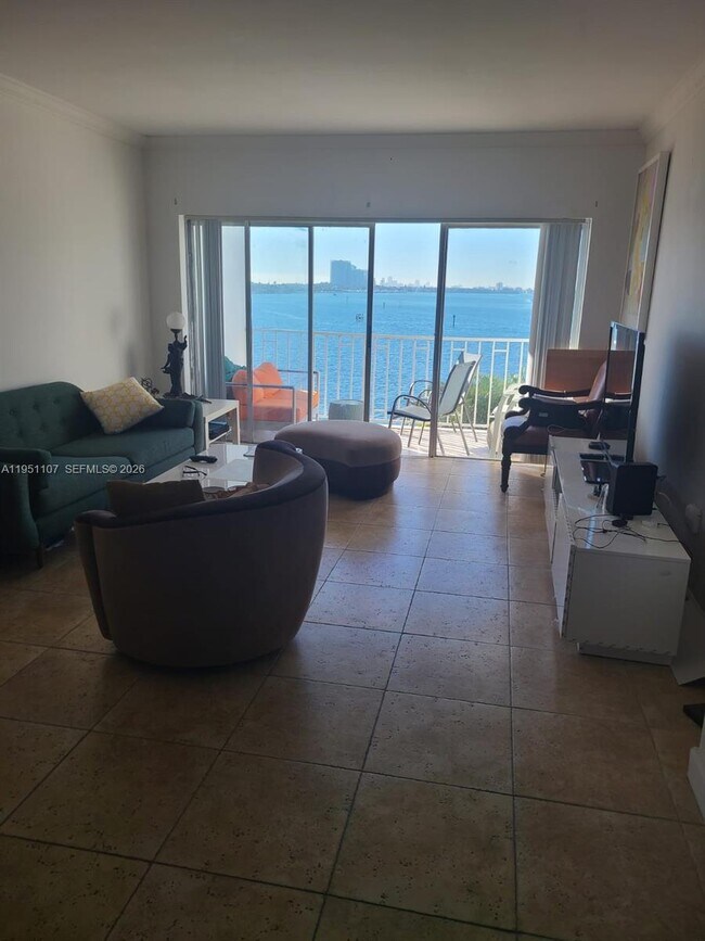 Foto del edificio - 500 Bayview Dr